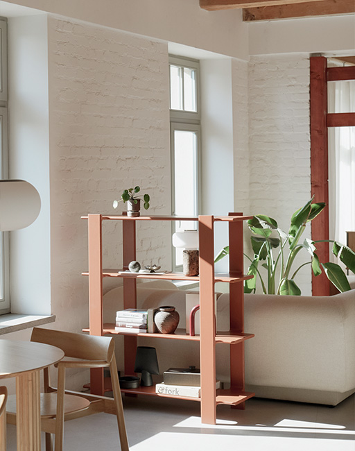 Białe krzesła konferencyjne Baltic na obrotowej podstawie, jedno z pulpitem do notatek