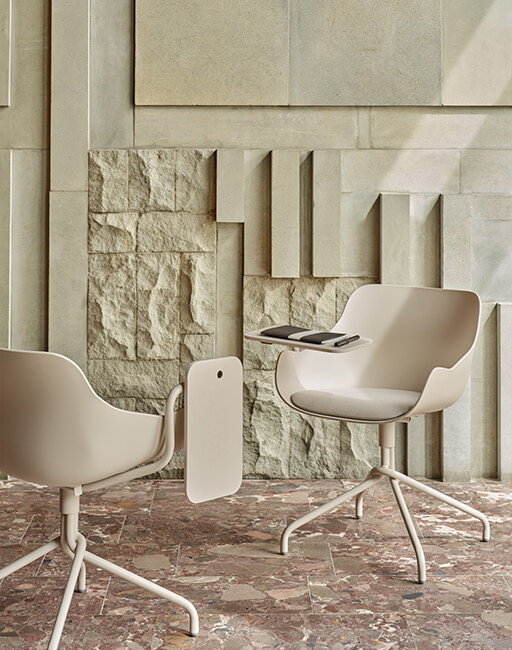 Białe krzesła konferencyjne Baltic na obrotowej podstawie, jedno z pulpitem do notatek