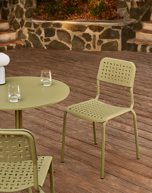 Białe krzesła konferencyjne Baltic na obrotowej podstawie, jedno z pulpitem do notatek