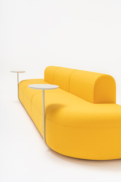 Współpraca projektantów z konstruktorami i technologami gwarantuje harmonię pomiędzy stylem naszych sof i foteli, a ich wygodą. Wykorzystywane materiały, rozwiązania technologiczne i komponenty są opracowywane tak, aby każdy mebel był funkcjonalny, komfortowy i estetyczny.