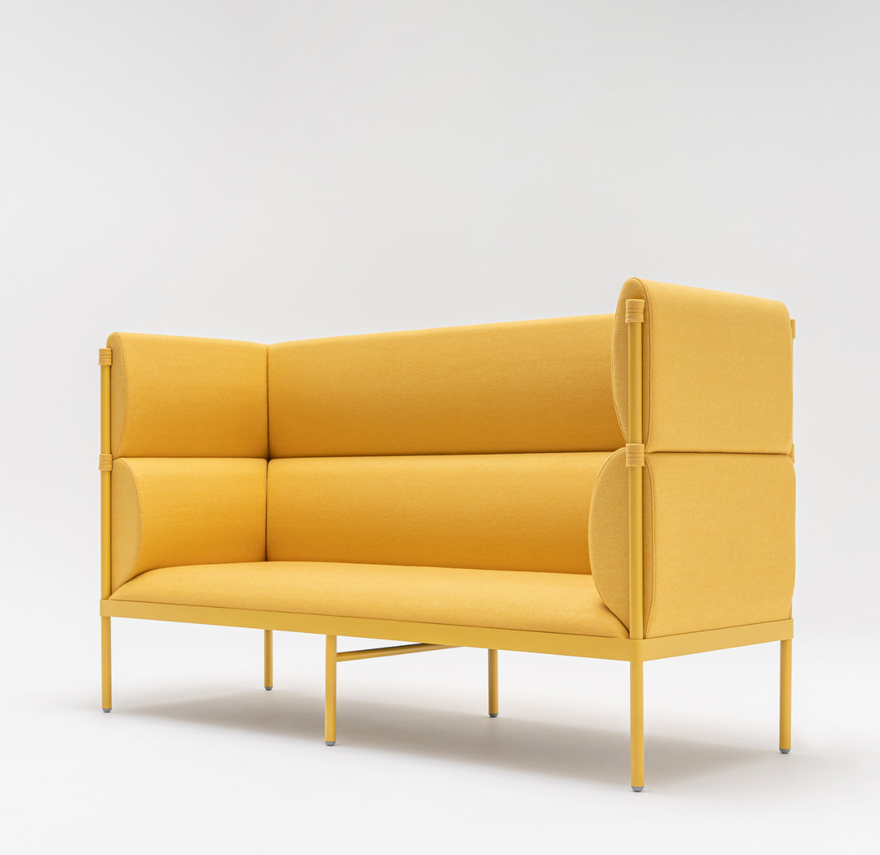 Stilt sofa z wysokim oparciem