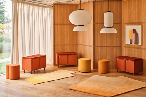 Czerwona szafka ze skrytkami