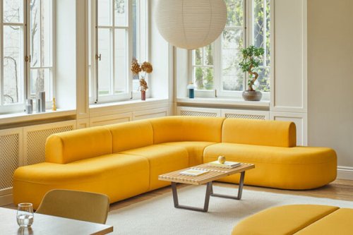 Modułowa sofa designerska w żółtym kolorze, z dwoma niskimi siedziskami i dwoma oparciami