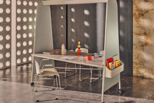 Jasne krzesełko z tworzywa