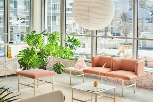 Nowoczesna sofa Agora w szarej tkaninie z charakterystycznym wysokim oparciem.