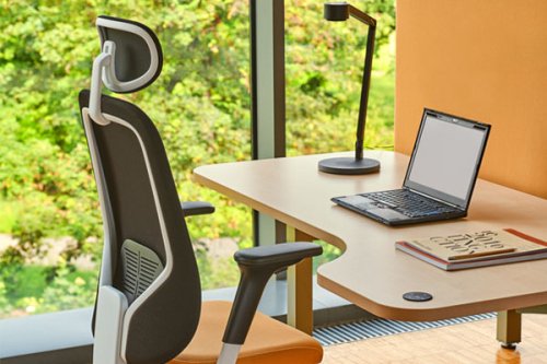 Meble biurowe z ergonomicznym fotelem przy biurku z laptopem