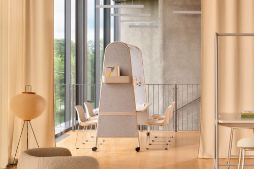 Meble w jasnej przestrzeni biurowej ze stanowiskiem do wspólnej pracy