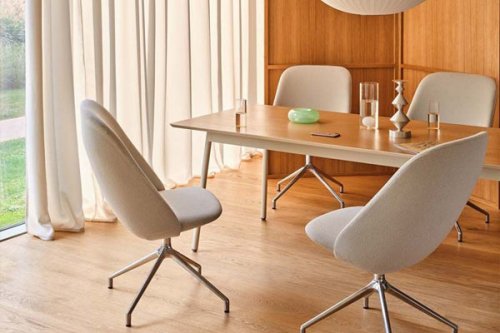 Meble w jasnej sali spotkań z tapicerowanymi krzesłami i stołem