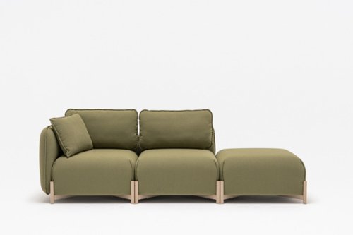 Meble w jasnym salonie - beżowa sofa, stolik i fotel przy dużym oknie