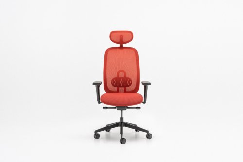 Ergonomiczne meble biurowe w nowoczesnym biurze z dużymi oknami