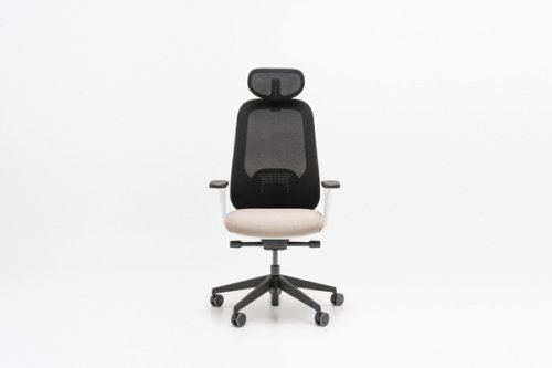 Meble biurowe z ergonomicznym fotelem przy biurku z laptopem