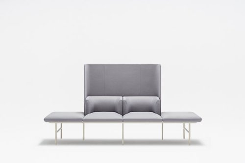 Nowoczesna sofa Agora w szarej tkaninie z charakterystycznym wysokim oparciem.